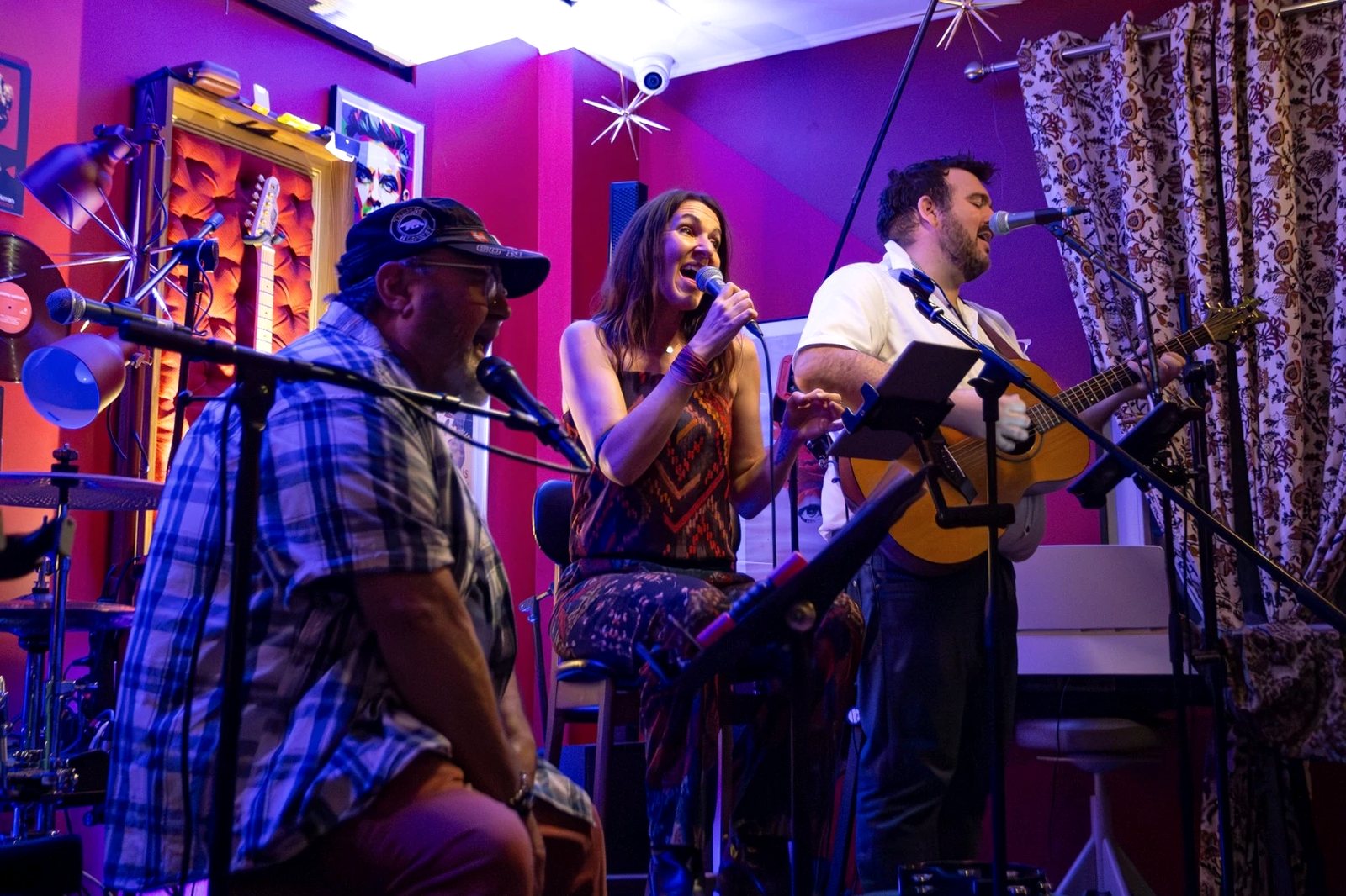 SunGlow en concert : les trois musiciens chantent ensemble